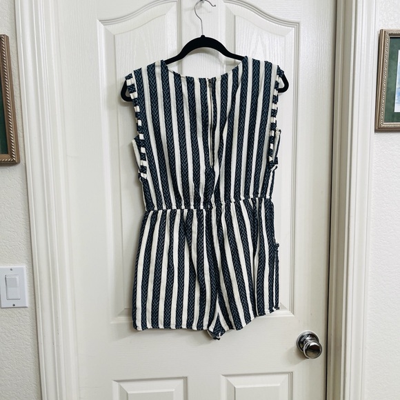 Universal Thread Romper Women's M Navy Blue Cream Striped Sleeveless - Picture 3 of 6